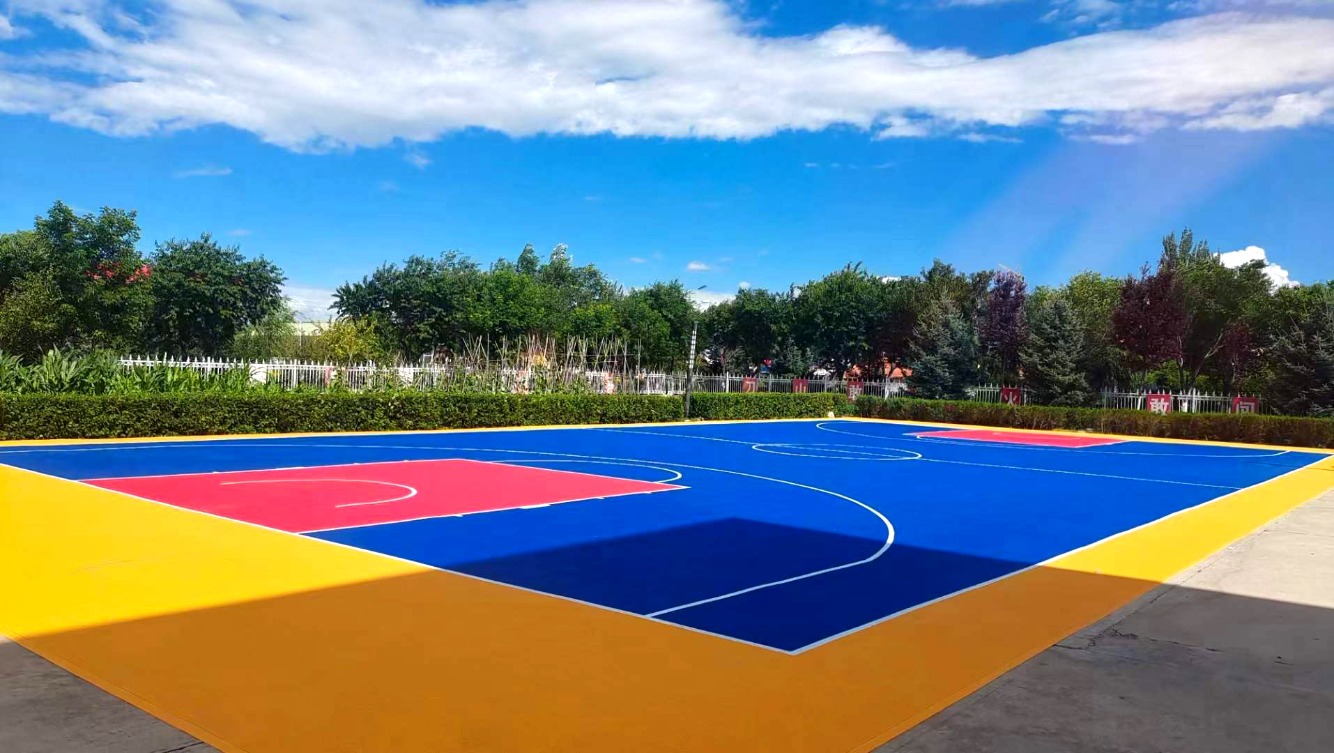 Completed outdoor interlocking basketball surface