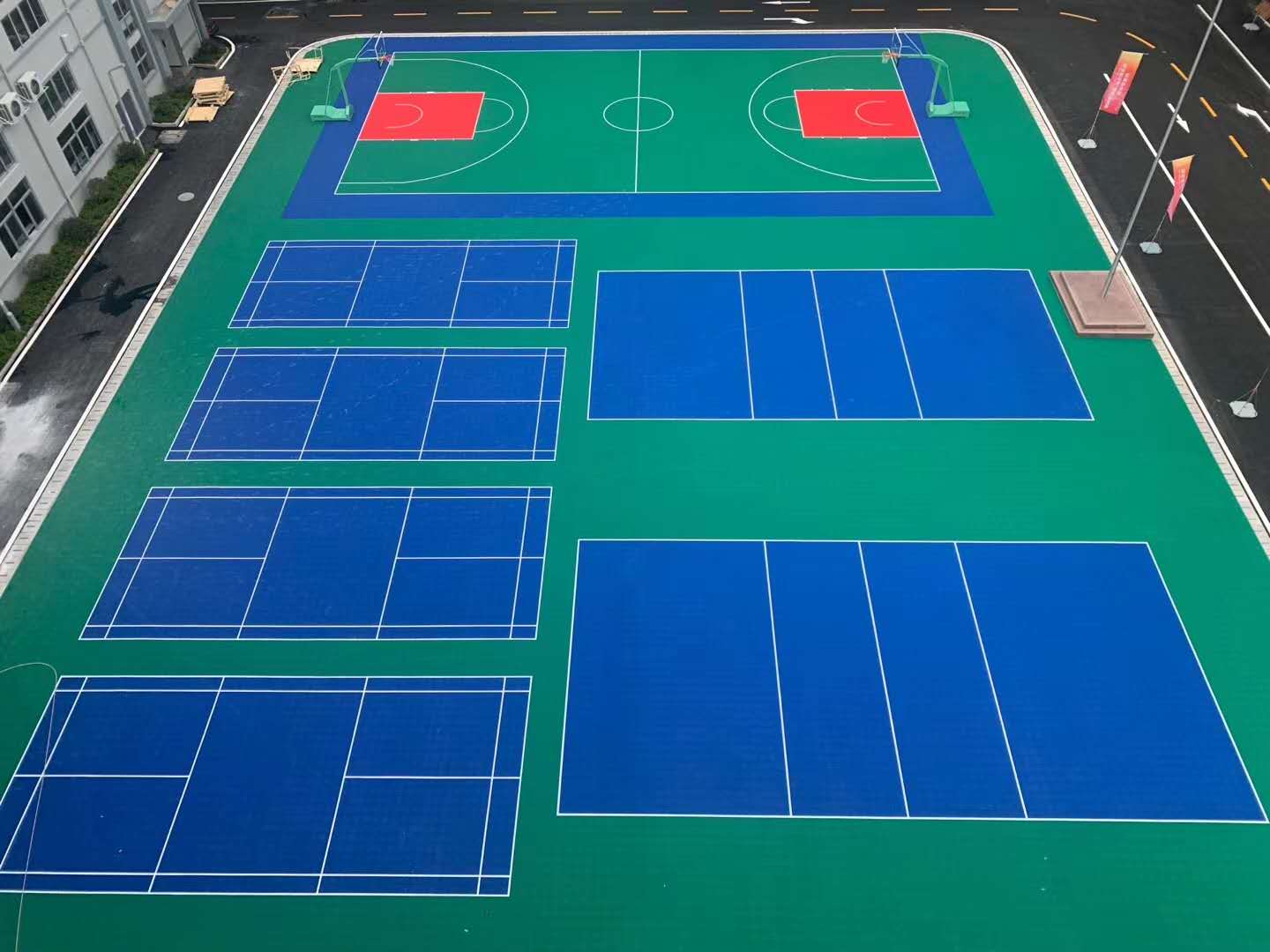 Outdoor multi-sport facility with interlocking courts