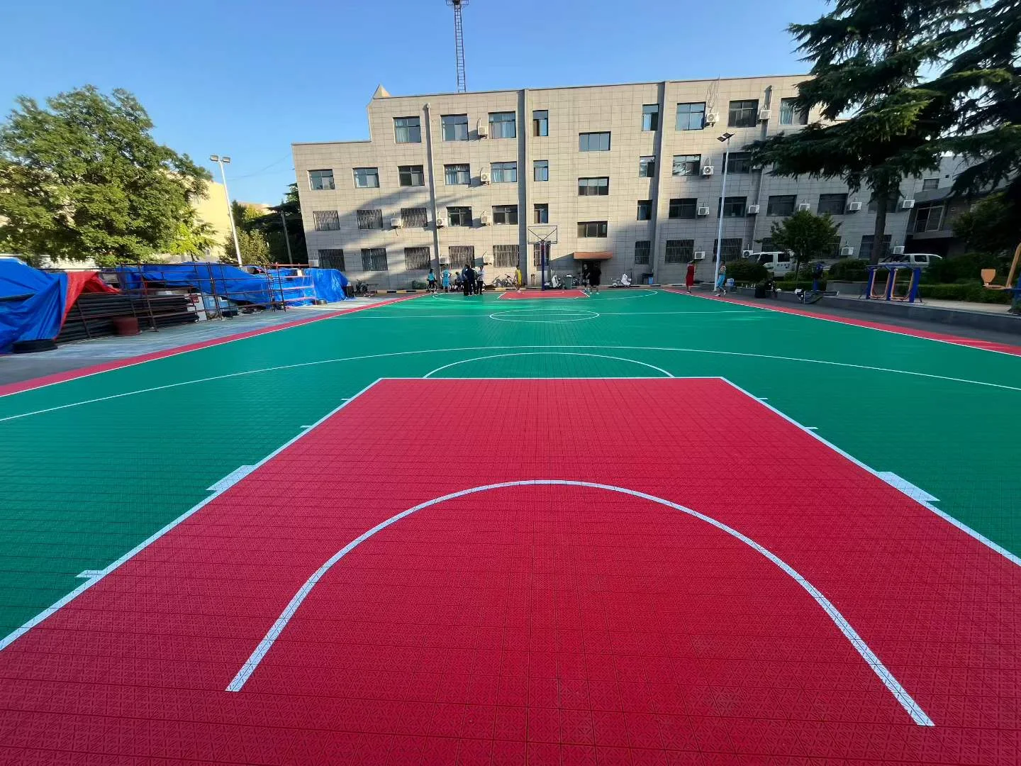 The outdoor basketball layout in its surrounding setting.
