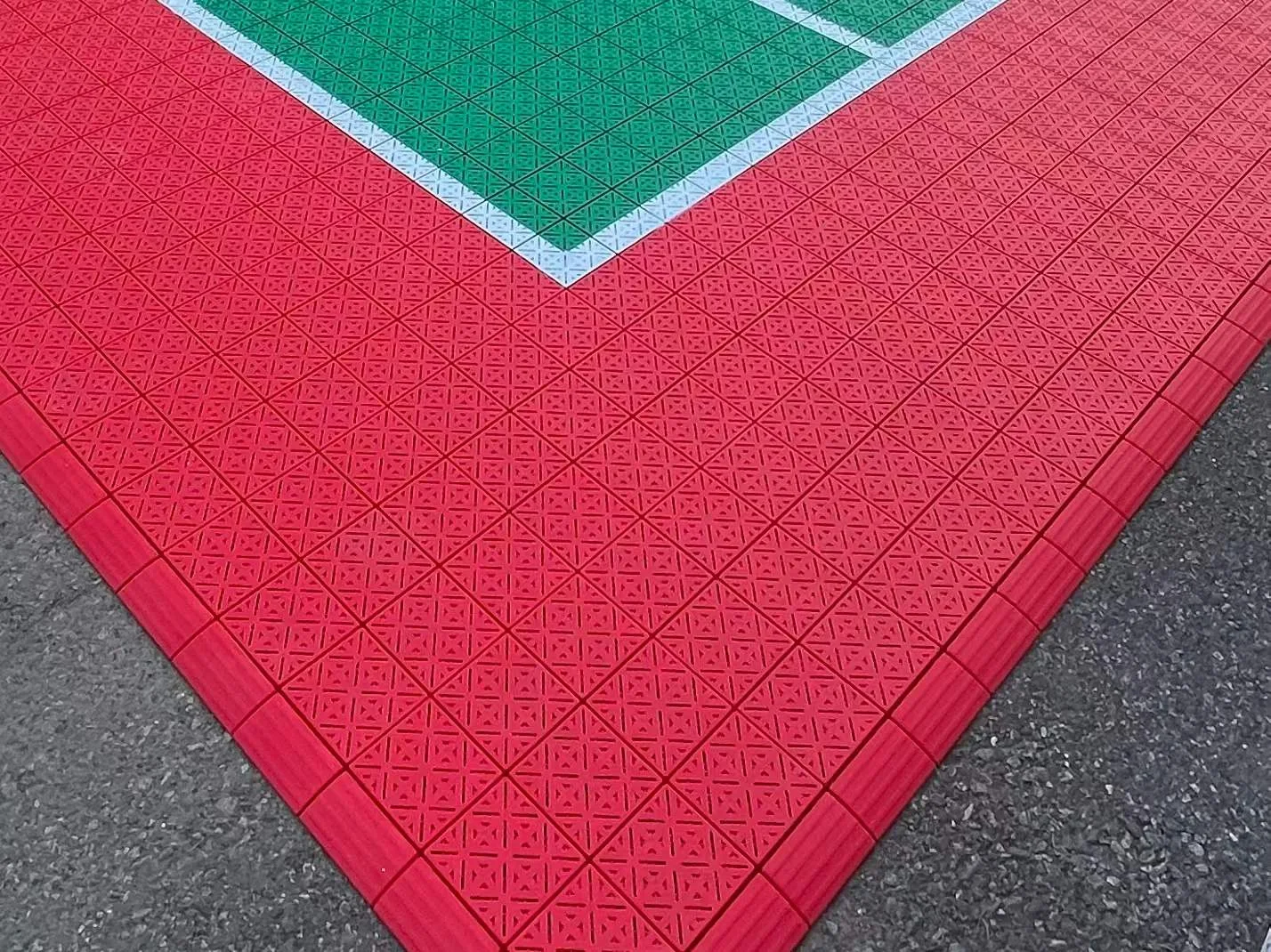 A closer view of the tile pattern, court marking and perimeter.